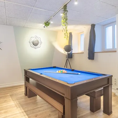 Pool Table Heaven, Workstation, 4k Tv, Netflix Apartment Leipzig